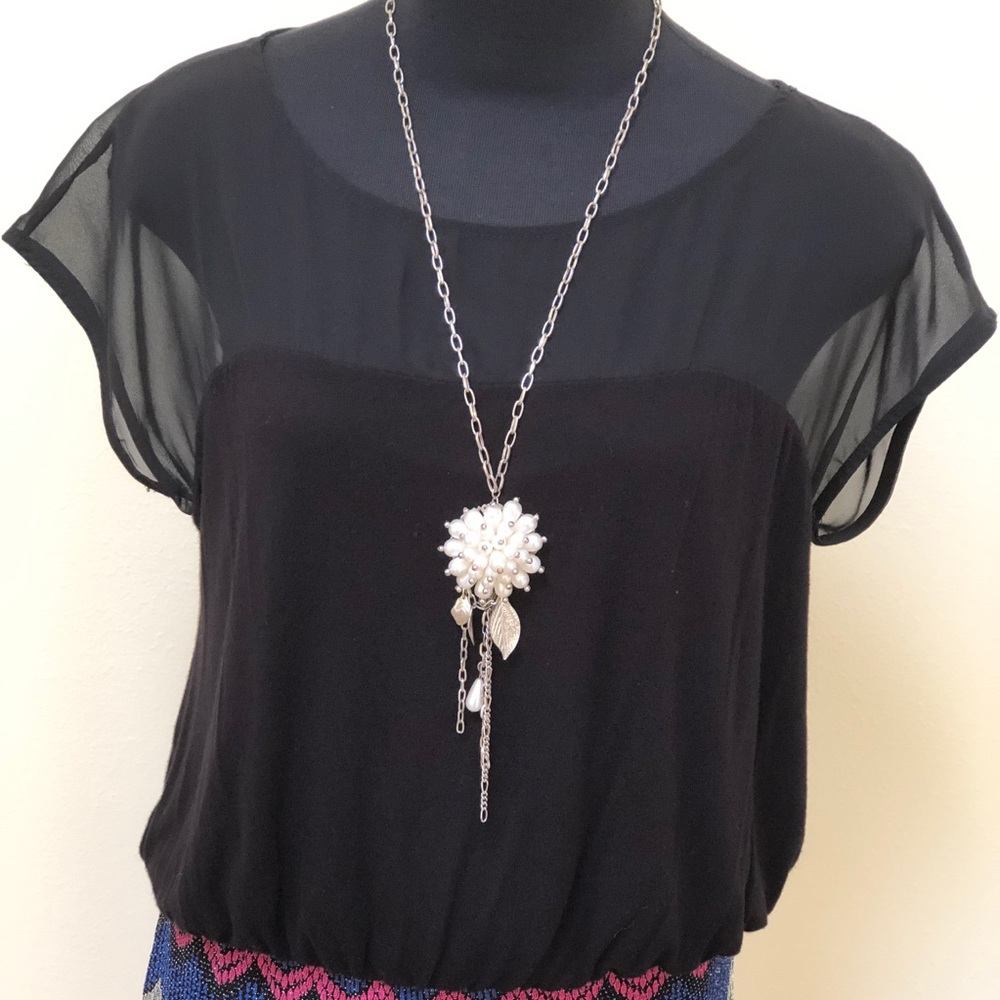 ❗️FREE w $25 PURCHASE Vtg flower Necklace w pearls